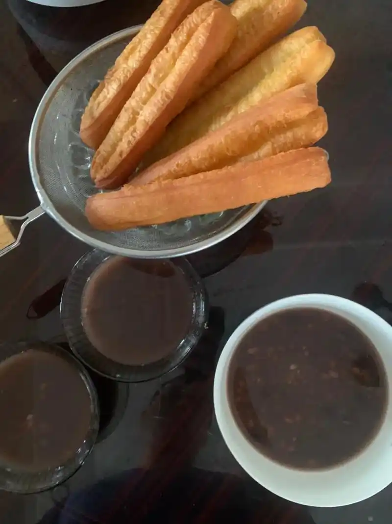 自己做油条和八宝粥的早餐