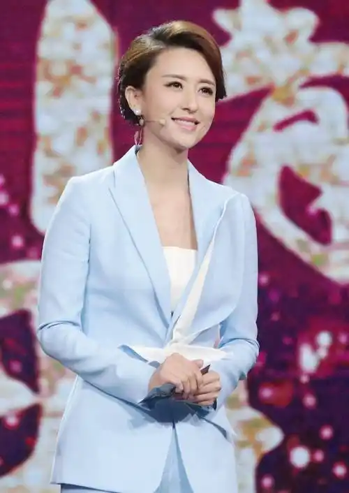 原创电视美女不一般张蕾一袭红色睡裙拍写真湿发造型撩人又时尚