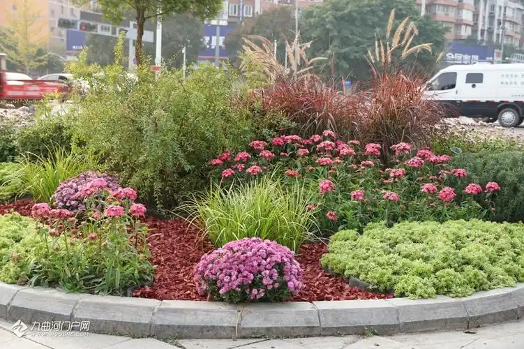 资阳松涛路一段十字路口的绿化增加了更多的布景,看起来好高大上!