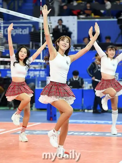 组图韩国啦啦队助阵排球赛穿短裙挤出小肉腩