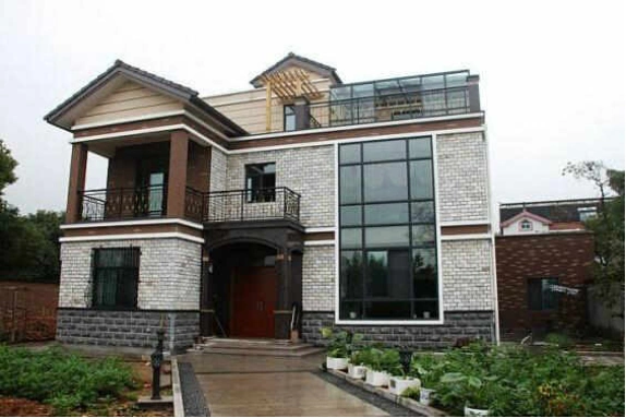 封阳台的优点:一般来说,封上阳台整体防尘效果好,隔音效果好,保暖效果