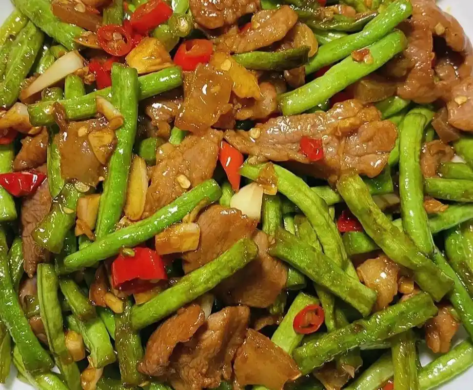 我的美食分享#  豆角炒肉  食材准备:豆角,猪肉,蒜末,小米辣  腌制