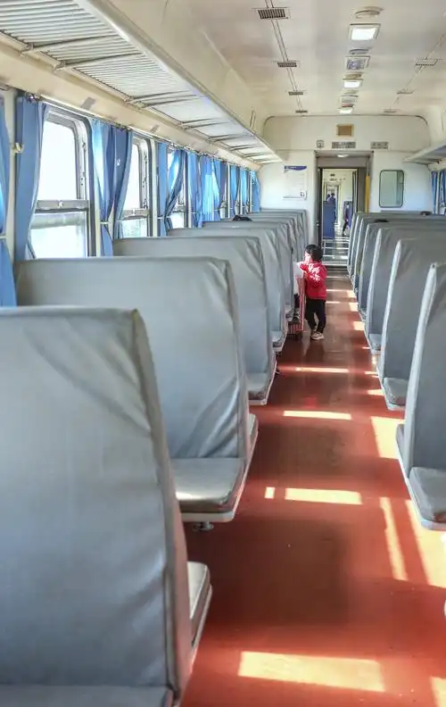 坐绿皮火车游白沙镇