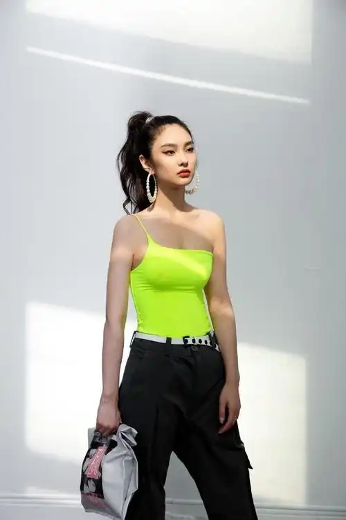 王可如大变身荧光绿色单边吊带性感潮酷超大圆圈耳环超惹眼