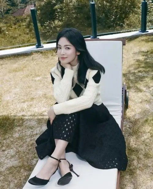 总的来说,宋慧乔通过这组照片展示了她在时尚和生活中的独特魅力.