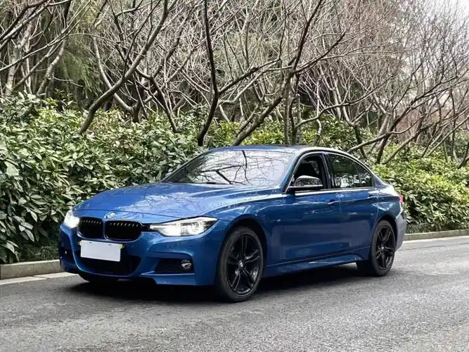 宝马320i运动曜夜