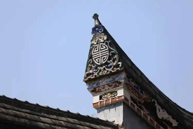 粉墙黛瓦的马鞍墙檐角华丽飞扬,是钟鸣鼎食之家的象征.