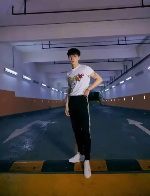 王嘉尔身高多少?会穿搭显身高被疑谎报,幽默回应身高质疑