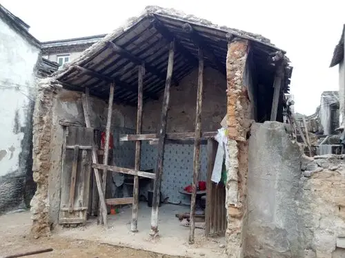 我家的老房子现而今已破旧不堪入目!