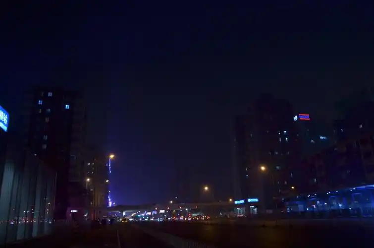 深夜,北京,十字路口,昏暗光线