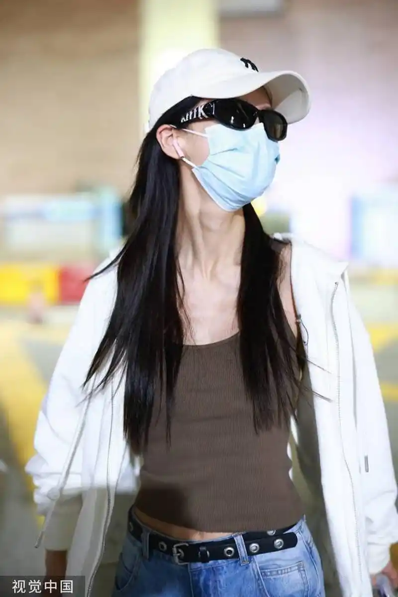 近日,杨颖戴墨镜鸭舌帽现身虹桥机场,穿着低调,随性大方.