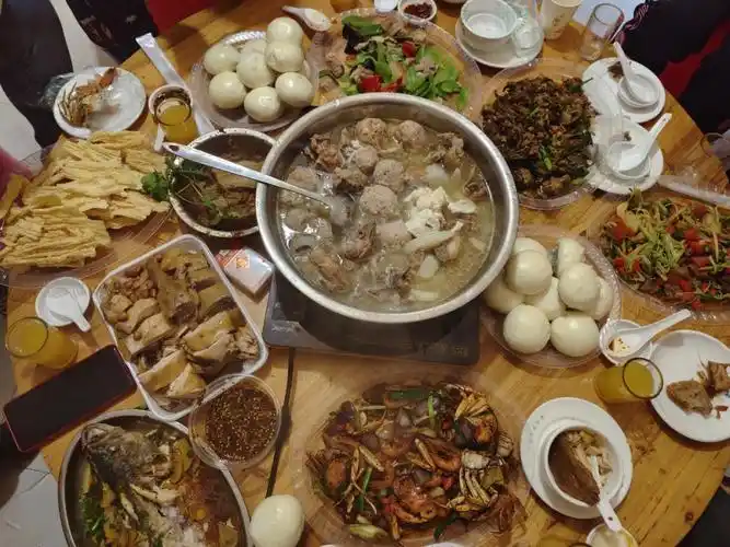 十多年前的桂林农村酒席讲究"十大碗",现在生活条件好了,菜式丰富了