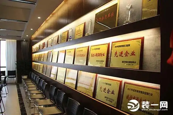 荣誉墙以上就是河南森阳装饰打造的600平米清鸿建设新中式公装,整体从