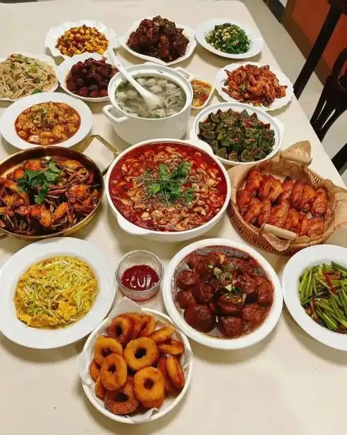 我爸过生日,我弟打电话说他出500,我出500,一共1000两家去饭店过生日.