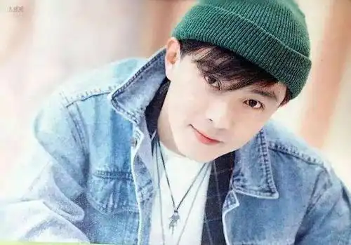 他长得像张卫健!