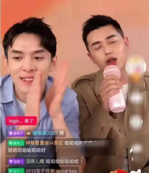 原创李佳琦小助理撕下娘炮标签开口唱歌让人心动声音爷们十足