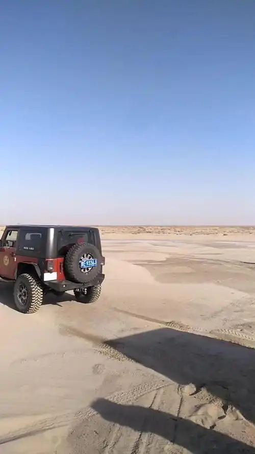 牧马人沙漠里的越野车在选美