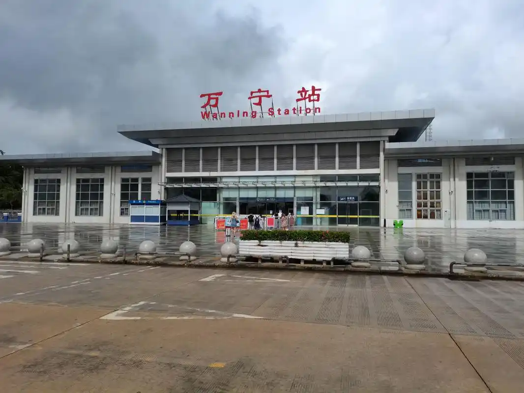 疫情期间的海南万宁高铁站广场门可罗雀