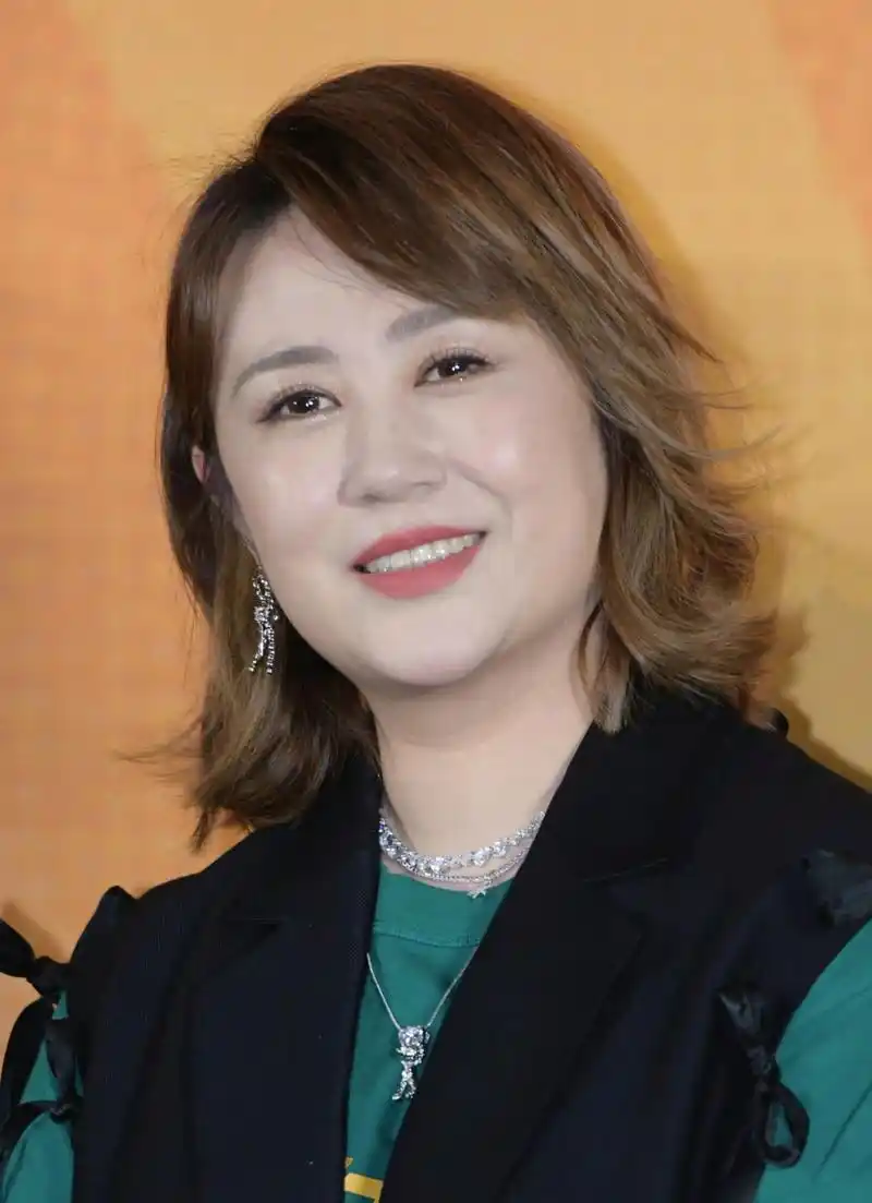 但是马丽身上最大的标签是喜剧女演员,演的角色大多也是喜剧里面的,对