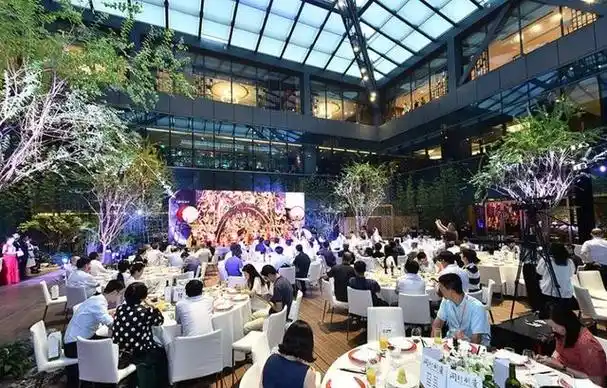 在中国,大型酒会往往是商务社交场合中最常见的活动之一,在这些酒会上