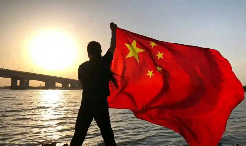 举五星红旗 持反台独标语!台歌手黄安晒照 教台湾艺人如何爱国