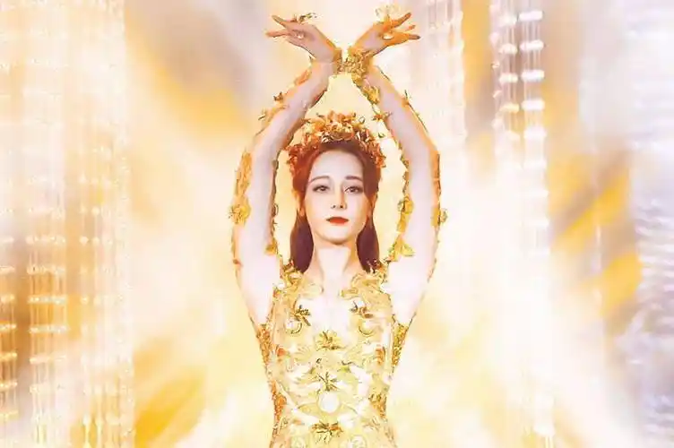 原创金鹰女神爆冷门人选是赵露思没参选没入围没粉丝投票却成第一