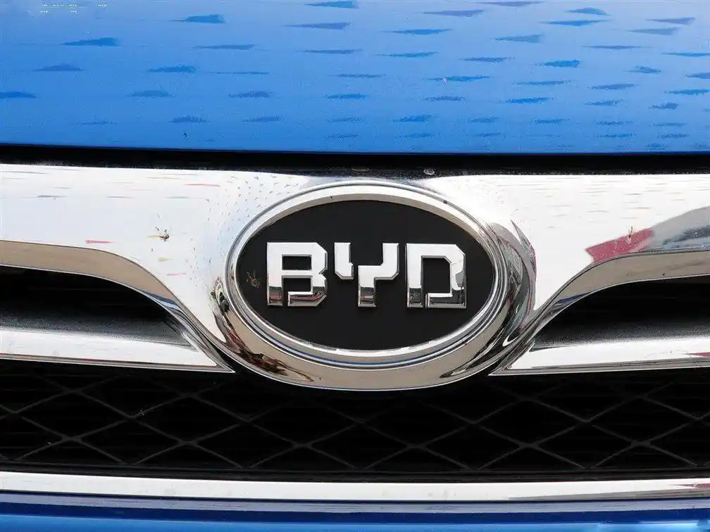比亚迪也进行了换标,中国版的"蓝天白云"车标换成了"byd"字母和椭圆