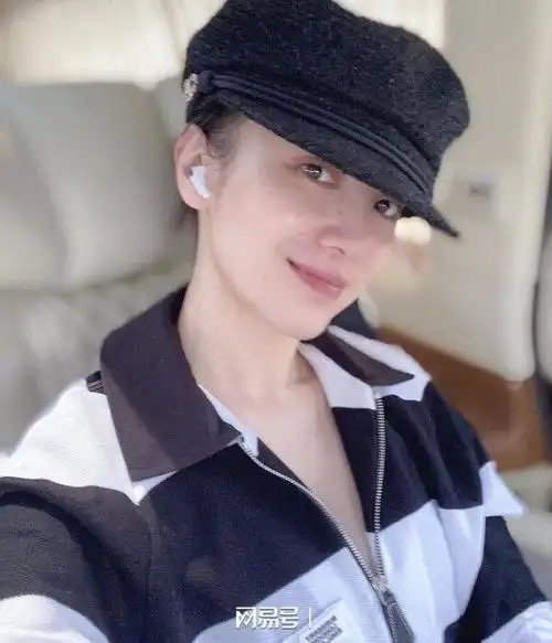 在国外街头偶遇宋佳遛狗素颜不精致但自然松弛不做作看着舒服