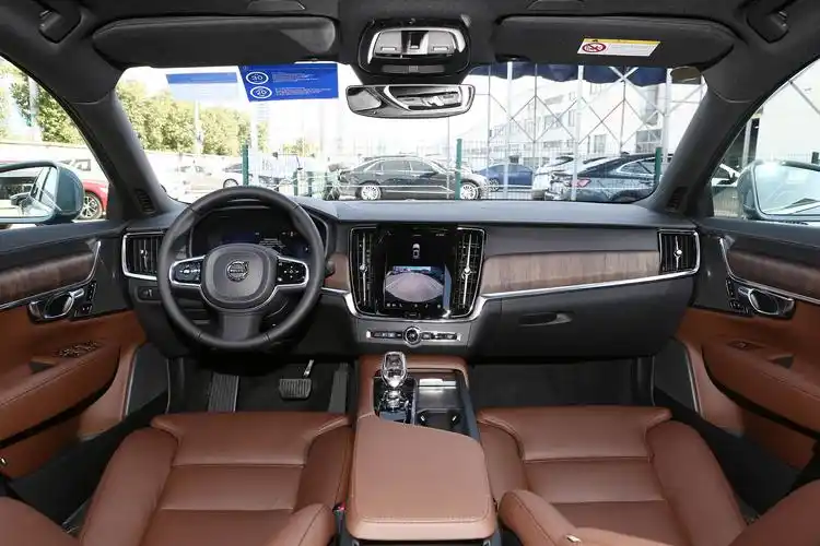 内饰方面,新款s90的布局基本与现款车型保持一致,不过在配置方面有所