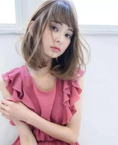 女生到肩膀的中长发有哪些好看的发型推荐呢?