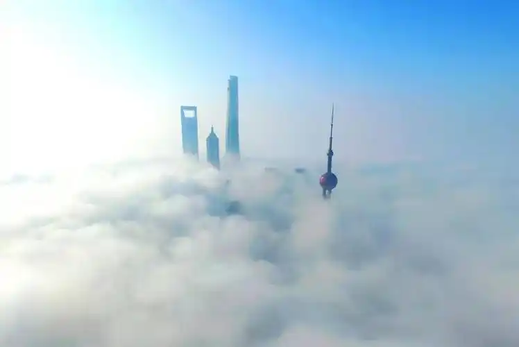 2016年4月1日,航拍镜头下的上海摩天大楼,置身"云海",如若仙境.