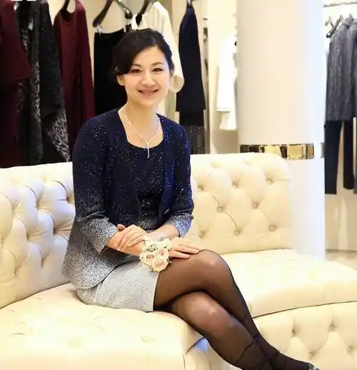 她曾是最优雅的主持人,嫁给上海首富郭广昌,如今52岁人生圆满_王津元