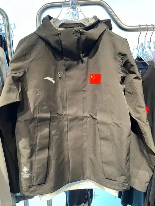 安踏冠军国旗款冲锋衣黑色