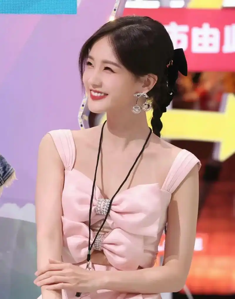 李一桐的月牙眼笑起来就是迷人,她的眼睛就是书上写的狐媚眼,一笑就很