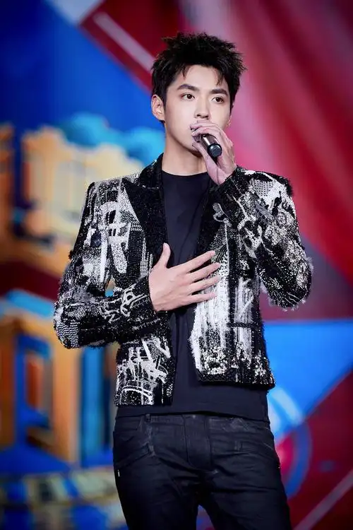 吴亦凡央视温情献唱《时间的远方》 希望大家珍惜当下