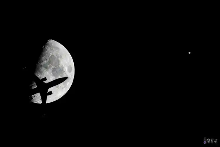 这是2021年1月21日在墨西哥首都墨西哥城拍摄的"火星合月".