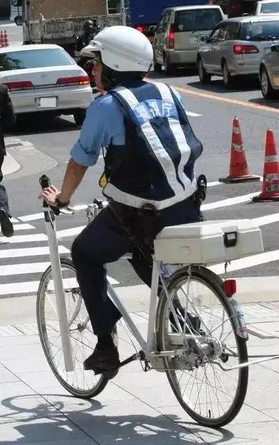 日本警察巡逻假如你在日本戴着耳机一边听音乐一边骑自行车,或者晚上