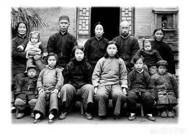 "大地主"刘文彩因病逝世后,留下众多妻妾子女,如今现状如何?