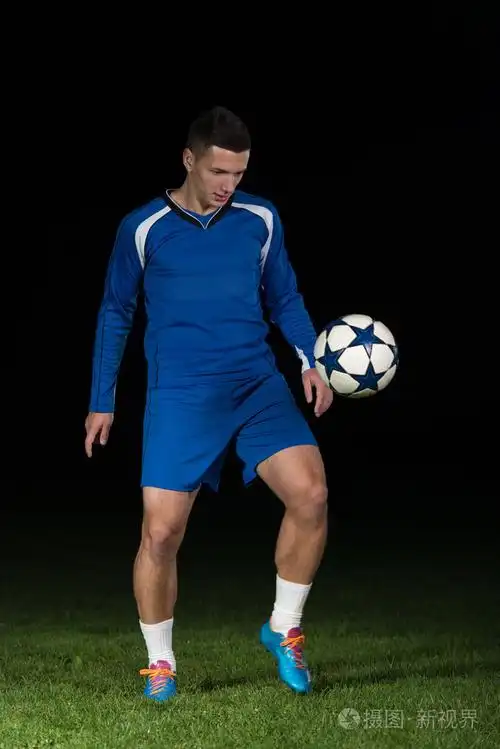 做有球踢的足球运动员