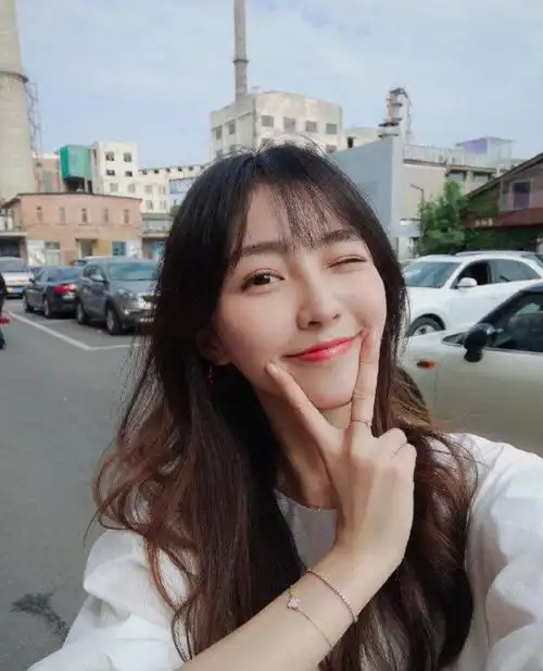 自拍通用小技巧12个自拍姿势教你自拍又瘦又好看