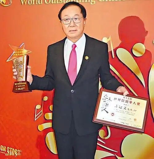 许冠武作为家中的次子,虽然未能像兄长般耀眼,但他