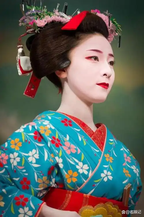 她们以奇特的外表而著称,例如,她们穿着日本传统和服,梳着传统发型和