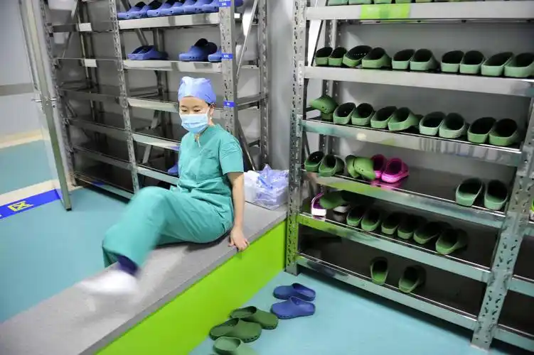 《综合医院建筑设计规范》 入口处应设医护人员卫生通过,且换鞋处应