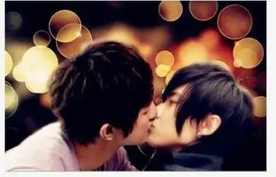 汪东城打掉炎亚纶话筒,炎亚纶汪东城为什么闹{炎亚纶真的喜爱过汪东城