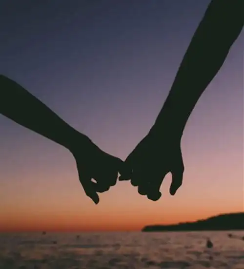 3,十指紧扣,手臂环绕肩膀