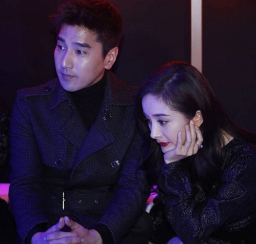 赵又廷杨幂又亮相,两人同框笑靥如花,网友:姑姑爱死了您的唇色