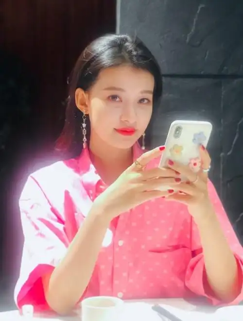 孙怡在逃公主造型##孙怡红色玫瑰公主裙