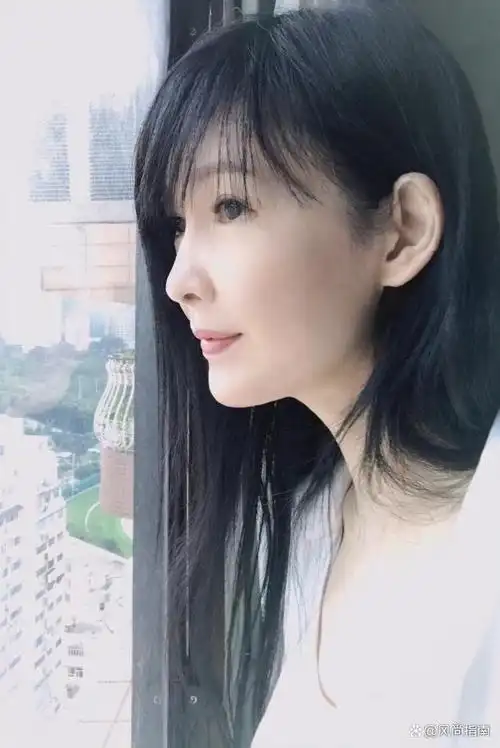 54岁的周慧敏状态依旧,肤白貌美的她,年轻人见了都羡慕!