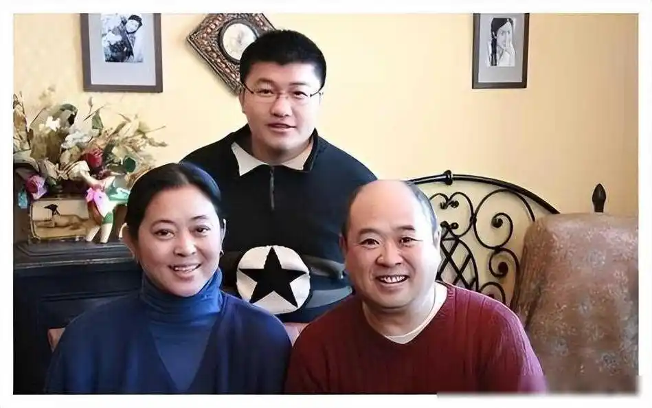 倪萍:母爱逆袭,成就非凡 倪萍,中国著名主持人和慈善家,她的儿子虎子