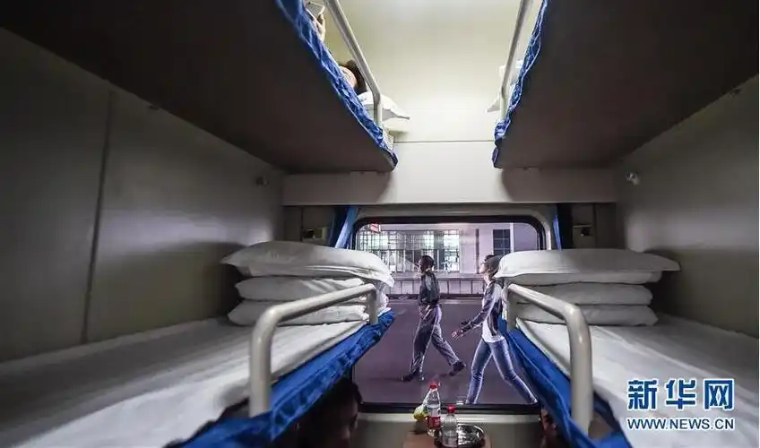 z722次列车硬卧车厢每个铺位枕头上方都设有供氧口(6月16日摄).
